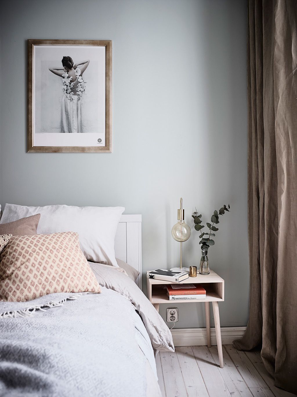 Makuuhuone tyylikkäällä ratkaisulla, helppo toteuttaa 